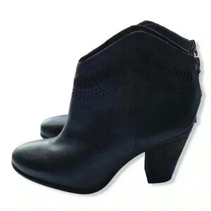 Vince Camuto Fetter Laser Cut Round Toe Black Pull On Distressed Bootie Size 8.5